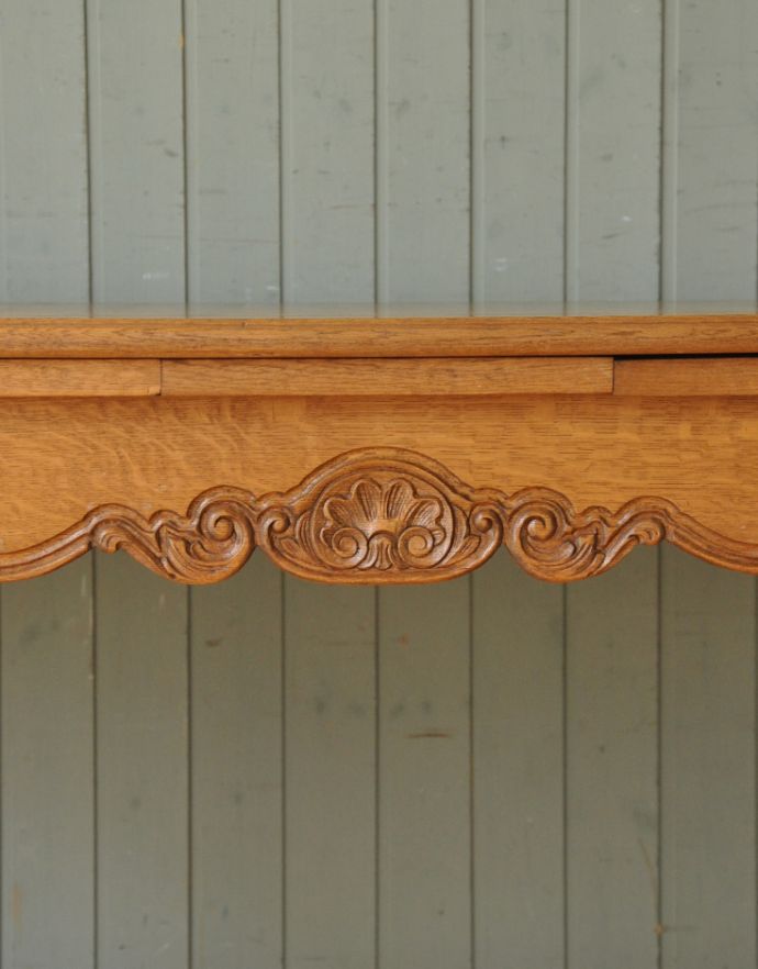 ロイドテーブル　アンティーク家具　アンティークダイニングテーブル（伸張式）。幕板の部分にはこのような素敵な装飾が施されています。(j-1647-f)