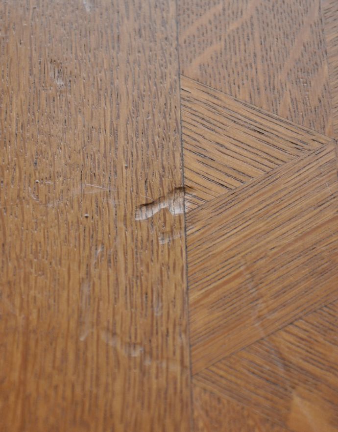 ロイドテーブル　アンティーク家具　アンティークダイニングテーブル（伸張式）。アンティークは新品ではないので、経年変化によるキズはありますが、専門の職人によって目立たないようにキレイにお直しをしています。(j-1647-f)