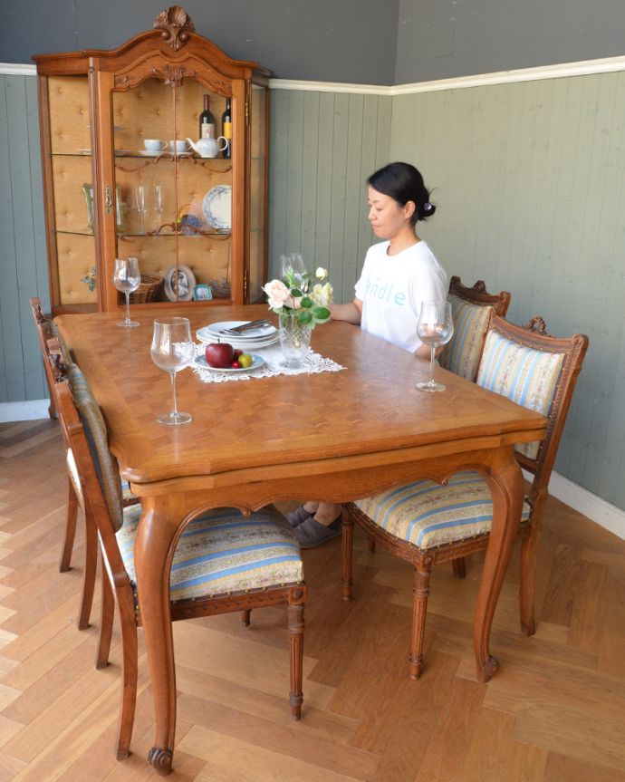 ロイドテーブル　アンティーク家具　３つの大きさに変えることができるアンティークダイニングテーブル（伸張式）。毎日がフランス気分やっぱりダイニングテーブルは毎日使うもの。(j-1648-f)