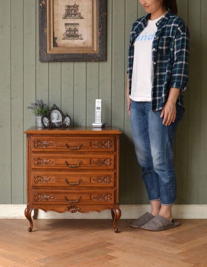アンティークのチェスト　アンティーク家具　南仏プロバンスのアンティーク家具、小さくてもゴージャスな４段チェスト。高級感があって女性らしい優しい曲線。(j-1651-f)