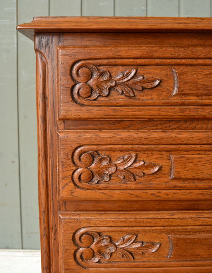 アンティークのチェスト　アンティーク家具　南仏プロバンスのアンティーク家具、小さくてもゴージャスな４段チェスト。リビングではメモ、リモコン、筆記用具など近くに置いておきたいものを収納しておけばとっても便利ですよ。(j-1651-f)