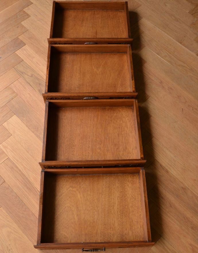 アンティークのチェスト　アンティーク家具　南仏プロバンスのアンティーク家具、小さくてもゴージャスな４段チェスト。引き出しは全部で４杯。(j-1651-f)