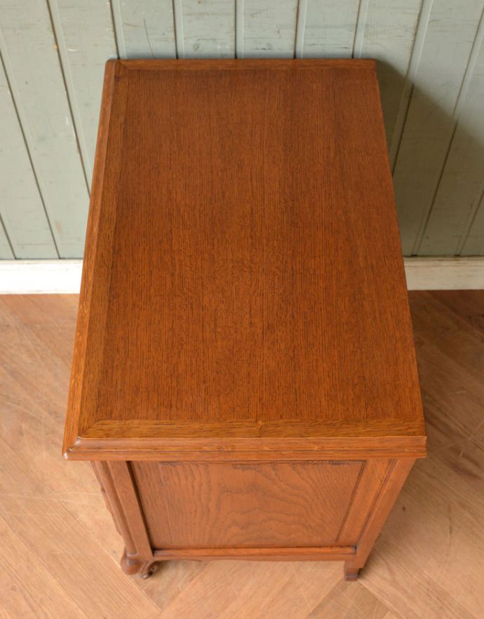 アンティークのチェスト　アンティーク家具　南仏プロバンスのアンティーク家具、小さくてもゴージャスな４段チェスト。天板も木目がとってもキレイです。(j-1651-f)