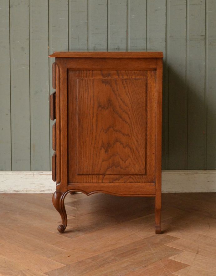 アンティークのチェスト　アンティーク家具　南仏プロバンスのアンティーク家具、小さくてもゴージャスな４段チェスト。横から見てもステキです。(j-1651-f)