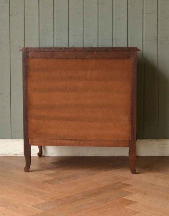 アンティークのチェスト　アンティーク家具　南仏プロバンスのアンティーク家具、小さくてもゴージャスな４段チェスト。きちんとメンテナンスしてあるので、裏側もキレイです。(j-1651-f)