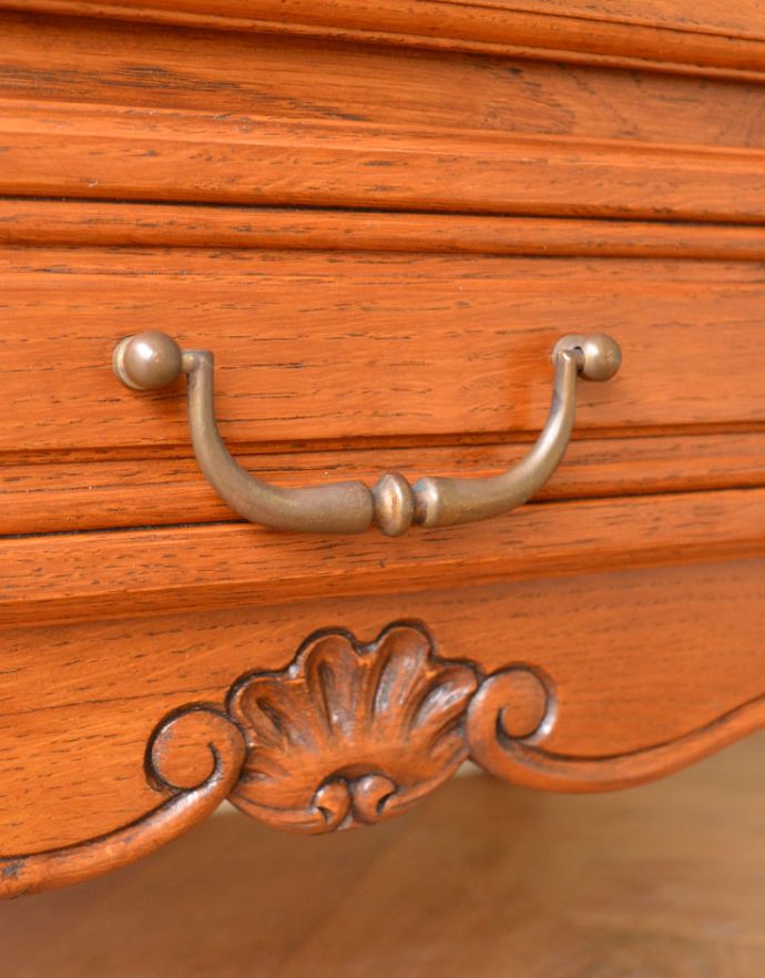 アンティークのチェスト　アンティーク家具　南仏プロバンスのアンティーク家具、小さくてもゴージャスな４段チェスト。ゴールドの優雅な取っ手。(j-1651-f)