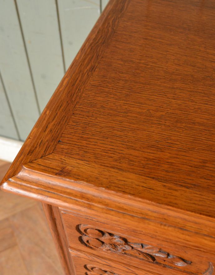 アンティークのチェスト　アンティーク家具　南仏プロバンスのアンティーク家具、小さくてもゴージャスな４段チェスト。角が丸く仕上がっているので、小さなお子さまがいるご家庭にも使って頂けます。(j-1651-f)