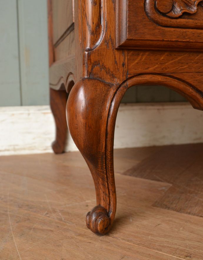 アンティークのチェスト　アンティーク家具　南仏プロバンスのアンティーク家具、小さくてもゴージャスな４段チェスト。美しい彫が入った脚先。(j-1651-f)