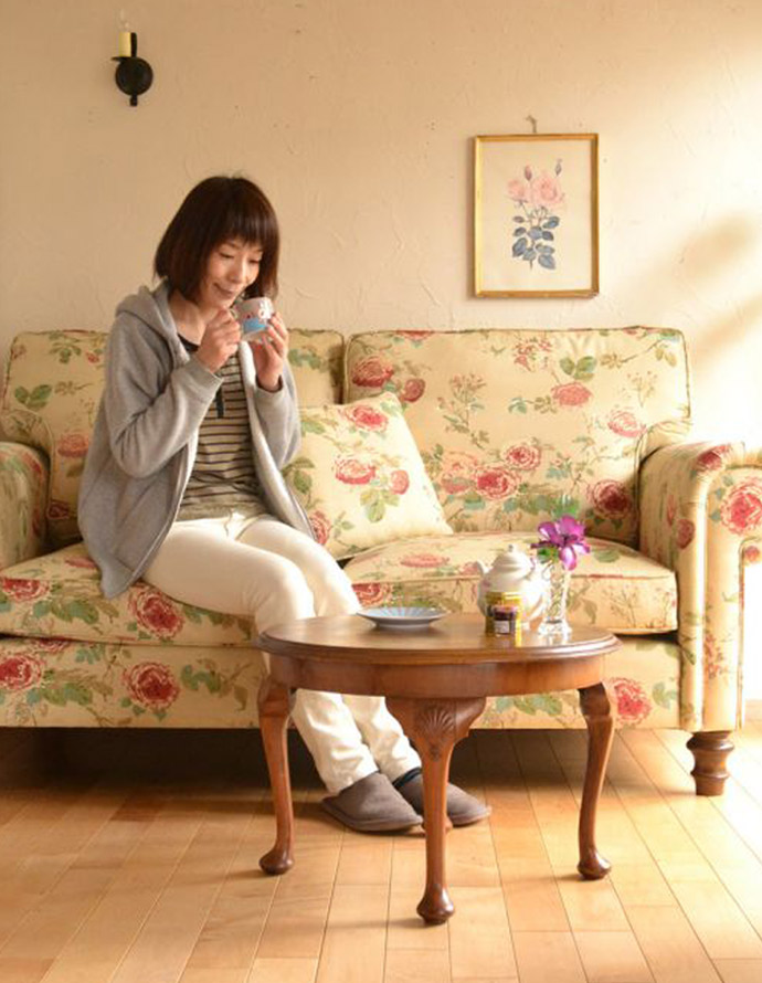 ロイドテーブル　アンティーク家具　木目の美しいアンティークの英国家具、シェルモチーフが付いた丸いコーヒーテーブル。天板が広いので、ゆったりとお使い頂けます。(j-1652-f)