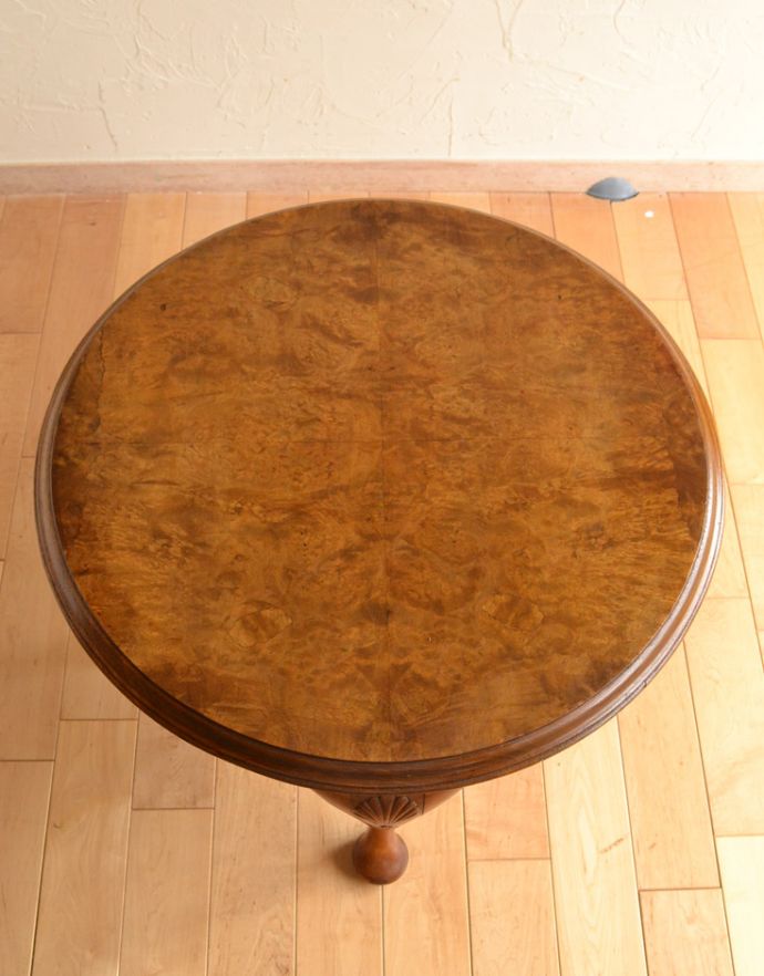 ロイドテーブル　アンティーク家具　木目の美しいアンティークの英国家具、シェルモチーフが付いた丸いコーヒーテーブル。天板もピカピカにお直ししています。(j-1652-f)