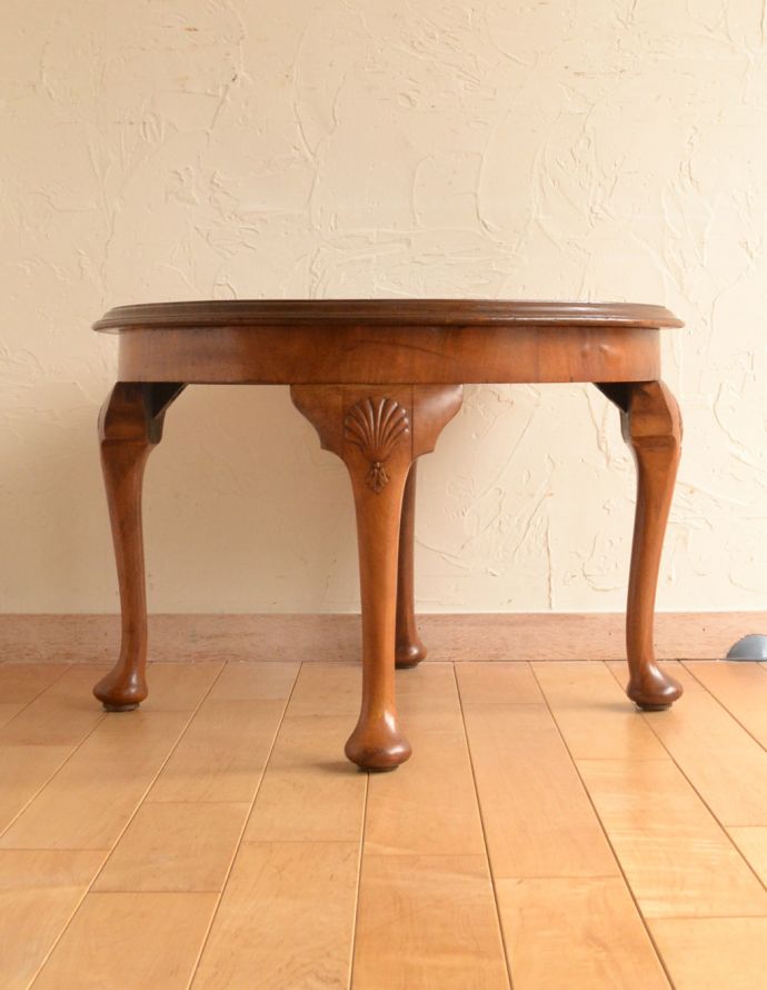 ロイドテーブル　アンティーク家具　木目の美しいアンティークの英国家具、シェルモチーフが付いた丸いコーヒーテーブル。優雅な曲線の幕板です。(j-1652-f)
