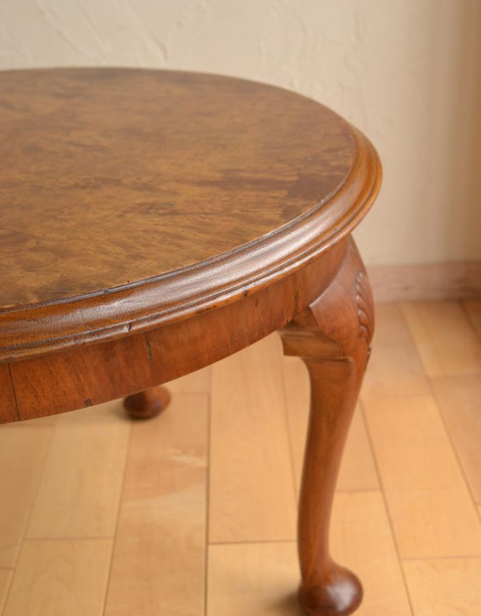 ロイドテーブル　アンティーク家具　木目の美しいアンティークの英国家具、シェルモチーフが付いた丸いコーヒーテーブル。角が丸いので小さなお子様がいるお家でも安心してお使いいただけます。(j-1652-f)