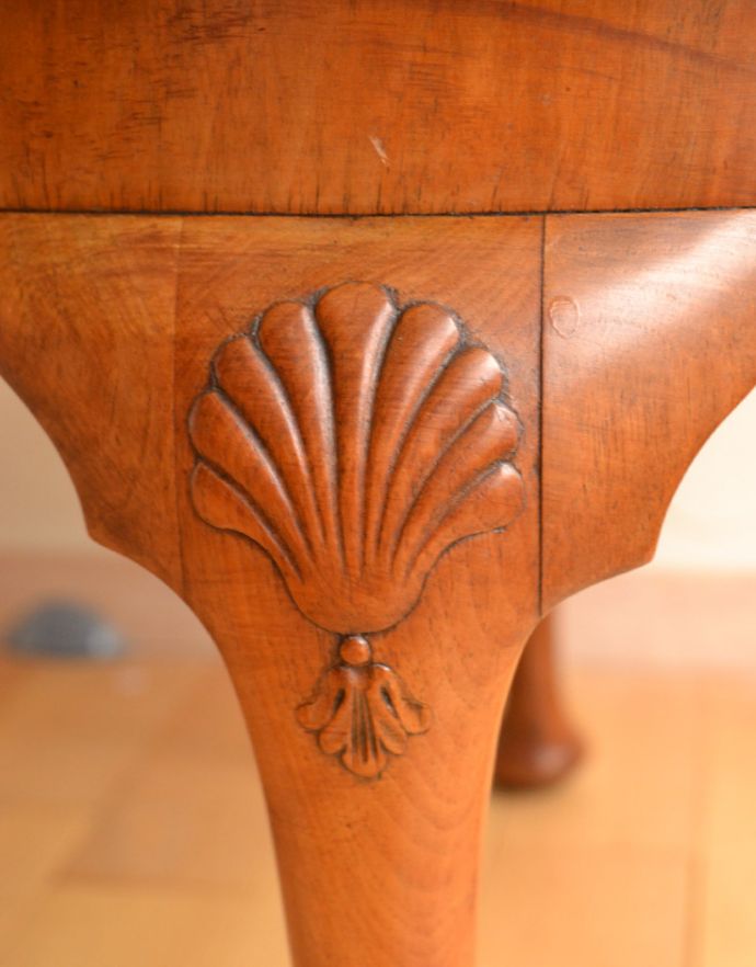 ロイドテーブル　アンティーク家具　木目の美しいアンティークの英国家具、シェルモチーフが付いた丸いコーヒーテーブル。職人のこだわりを感じる細やかな仕事がされています。(j-1652-f)