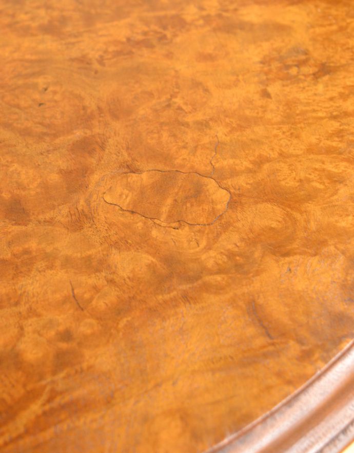 ロイドテーブル　アンティーク家具　木目の美しいアンティークの英国家具、シェルモチーフが付いた丸いコーヒーテーブル。マホガニー材の美しい木目が楽しめます。(j-1652-f)