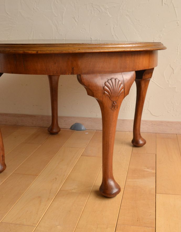ロイドテーブル　アンティーク家具　木目の美しいアンティークの英国家具、シェルモチーフが付いた丸いコーヒーテーブル。キチンとお直ししました。(j-1652-f)