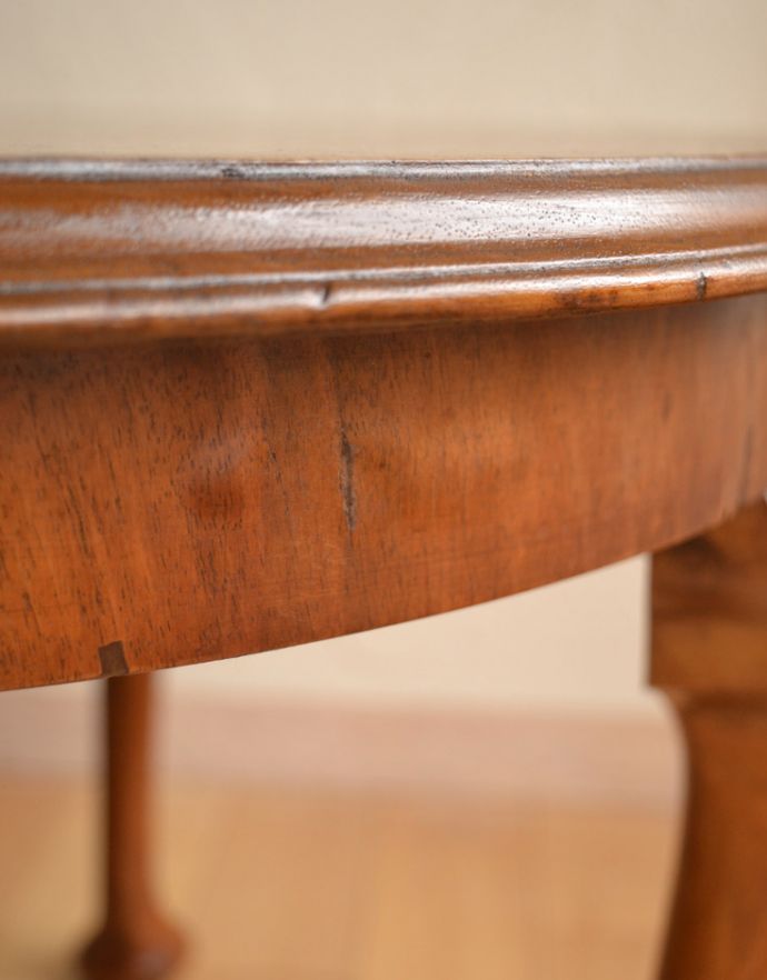 ロイドテーブル　アンティーク家具　木目の美しいアンティークの英国家具、シェルモチーフが付いた丸いコーヒーテーブル。アンティークは新品ではないので、経年変化によるキズはありますが、専門の職人によって目立たないようにキレイにお直しをしています。(j-1652-f)