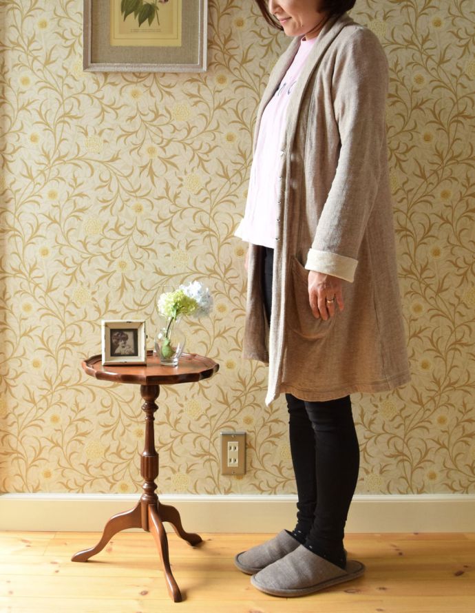 ロイドテーブル　アンティーク家具　イギリスアンティーク家具、ブラウンの革張りのワインテーブル（オケージョナルテーブル）。玄関で花器を飾ったり、ソファの横に持ってくれば、ちょうどいいサイドテーブルに。(j-1653-f)