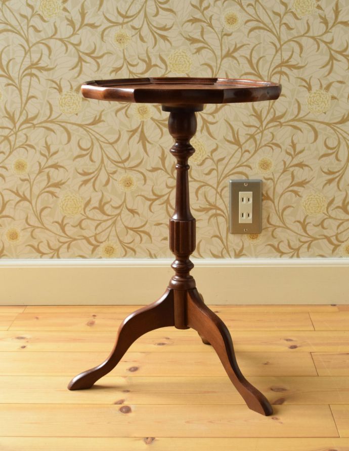 ロイドテーブル　アンティーク家具　イギリスアンティーク家具、ブラウンの革張りのワインテーブル（オケージョナルテーブル）。１つ１つキレイな装飾には、思わずうっとりしてしまいます。(j-1653-f)