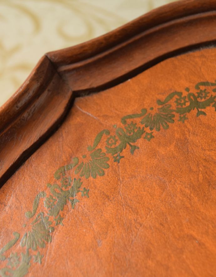 ロイドテーブル　アンティーク家具　イギリスアンティーク家具、ブラウンの革張りのワインテーブル（オケージョナルテーブル）。縁どりのカッティングがとっても優雅・・・きちんと修復しているので、届いたその日からお使いいただけます。(j-1653-f)