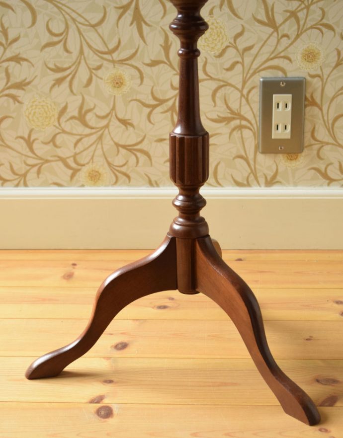 ロイドテーブル　アンティーク家具　イギリスアンティーク家具、ブラウンの革張りのワインテーブル（オケージョナルテーブル）。女性らしい可憐なテーブルです。(j-1653-f)