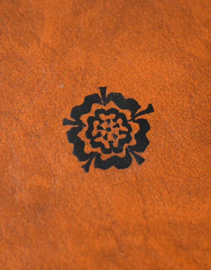 ロイドテーブル　アンティーク家具　イギリスアンティーク家具、ブラウンの革張りのワインテーブル（オケージョナルテーブル）。中央にかわいいポイントがあります。(j-1653-f)