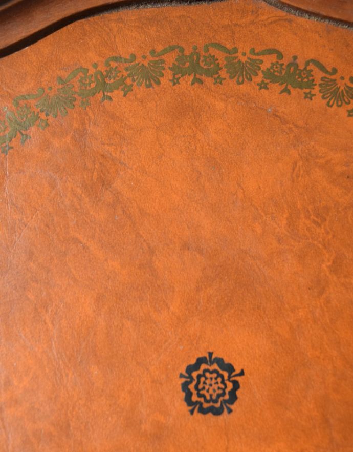 ロイドテーブル　アンティーク家具　イギリスアンティーク家具、ブラウンの革張りのワインテーブル（オケージョナルテーブル）。縁にはゴールドの装飾があります。(j-1653-f)