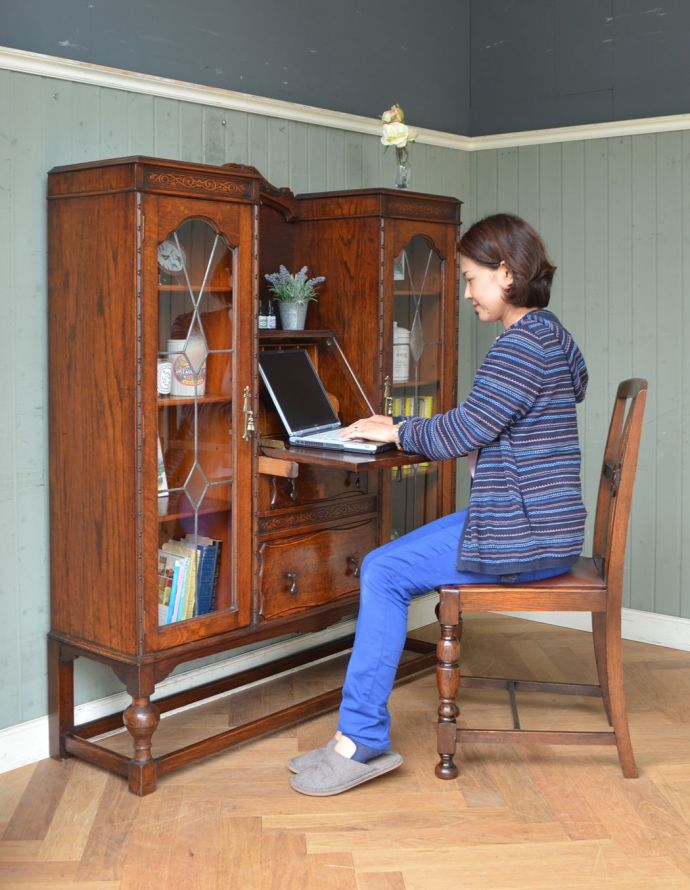 サイドバイサイド　アンティーク家具　イギリスで見つけた便利なアンティーク家具、本棚とデスクが一つになったサイドバイサイド 。ビューロー機能は椅子を持ってくるだけでちょっとしたデスクにもなります。(j-1654-f)