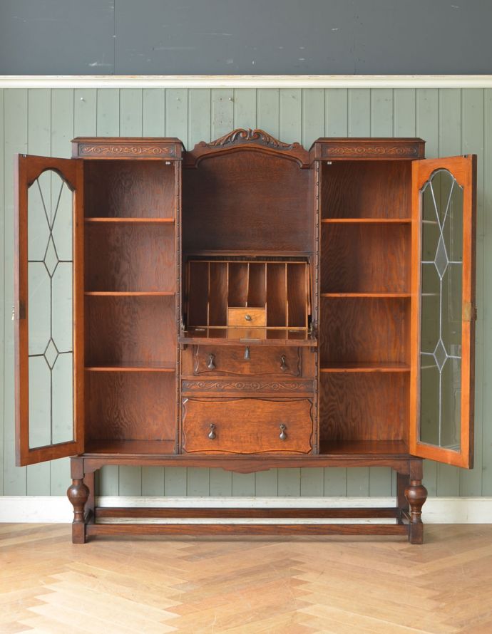 サイドバイサイド　アンティーク家具　イギリスで見つけた便利なアンティーク家具、本棚とデスクが一つになったサイドバイサイド 。棚に書類や文房具をしまえば、ちょっとした書き物スペースに早変わりします。(j-1654-f)