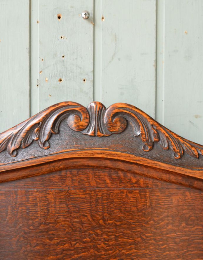 サイドバイサイド　アンティーク家具　イギリスで見つけた便利なアンティーク家具、本棚とデスクが一つになったサイドバイサイド 。彫が施されています。(j-1654-f)