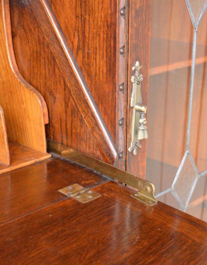 サイドバイサイド　アンティーク家具　イギリスで見つけた便利なアンティーク家具、本棚とデスクが一つになったサイドバイサイド 。ビューローは金具でしっかり固定されるので、安心してお使いいただけます。(j-1654-f)