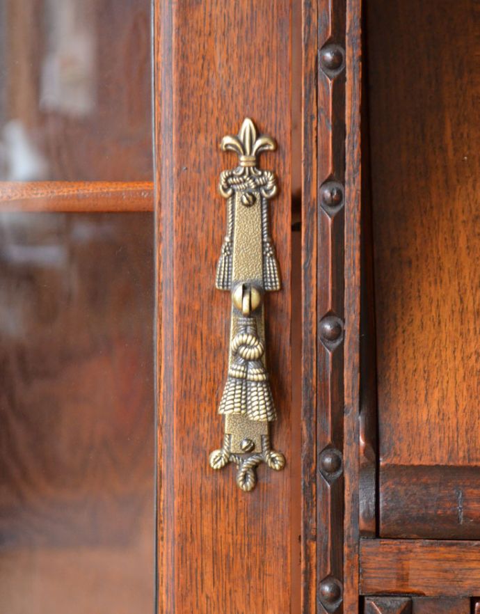 サイドバイサイド　アンティーク家具　イギリスで見つけた便利なアンティーク家具、本棚とデスクが一つになったサイドバイサイド 。アクセサリーのように美しいドロップタイプの取っ手です。(j-1654-f)