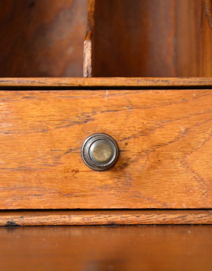 サイドバイサイド　アンティーク家具　イギリスで見つけた便利なアンティーク家具、本棚とデスクが一つになったサイドバイサイド 。ビューロー内の引き出しには真ん丸な取っ手が付いています。(j-1654-f)