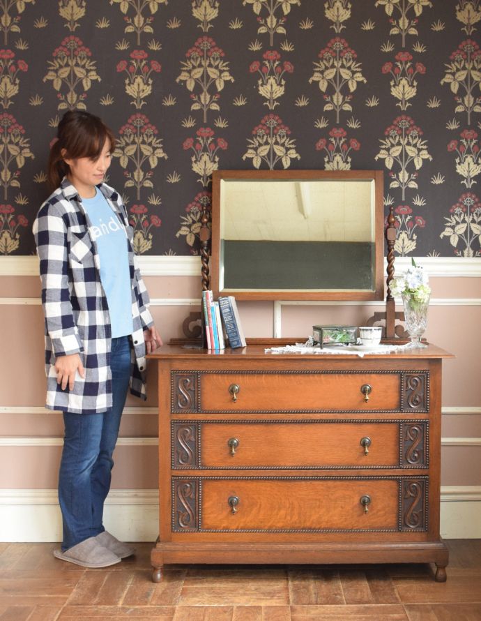 アンティークのドレッサー　アンティーク家具　イギリスからやってきたアンティーク家具、彫がキレイなアンティークドレッシングチェスト（ドレッサー）。落ち着きと品のあるデザイン。(j-1655-f)