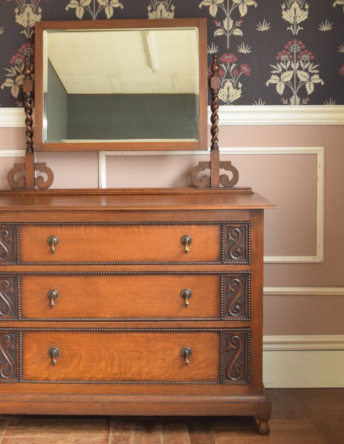 アンティークのドレッサー　アンティーク家具　イギリスからやってきたアンティーク家具、彫がキレイなアンティークドレッシングチェスト（ドレッサー）。大きな引き出しがあるので、しっかり収納。(j-1655-f)