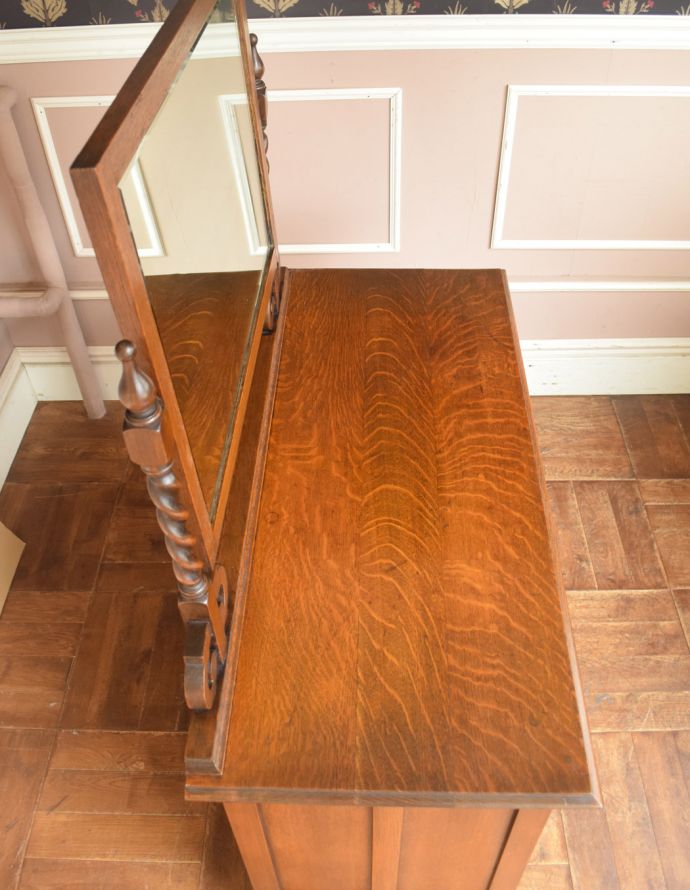 アンティークのドレッサー　アンティーク家具　イギリスからやってきたアンティーク家具、彫がキレイなアンティークドレッシングチェスト（ドレッサー）。天板はピカピカです。(j-1655-f)