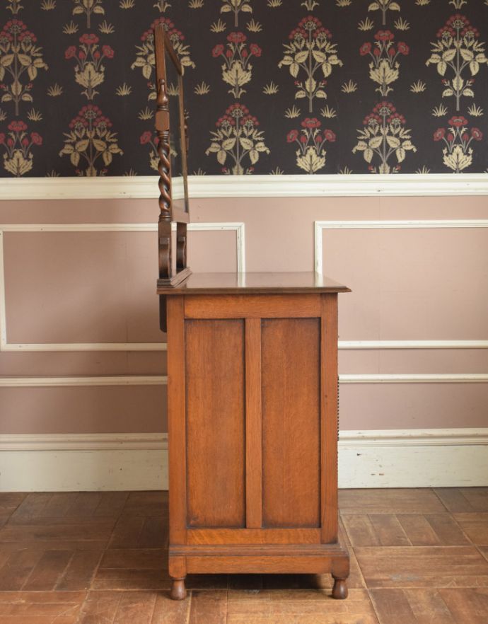 アンティークのドレッサー　アンティーク家具　イギリスからやってきたアンティーク家具、彫がキレイなアンティークドレッシングチェスト（ドレッサー）。横から見るのが、また美しいんです。(j-1655-f)