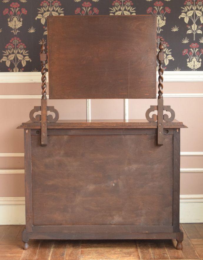 アンティークのドレッサー　アンティーク家具　イギリスからやってきたアンティーク家具、彫がキレイなアンティークドレッシングチェスト（ドレッサー）。裏側もキチンと仕上げているので、キレイな状態です。(j-1655-f)