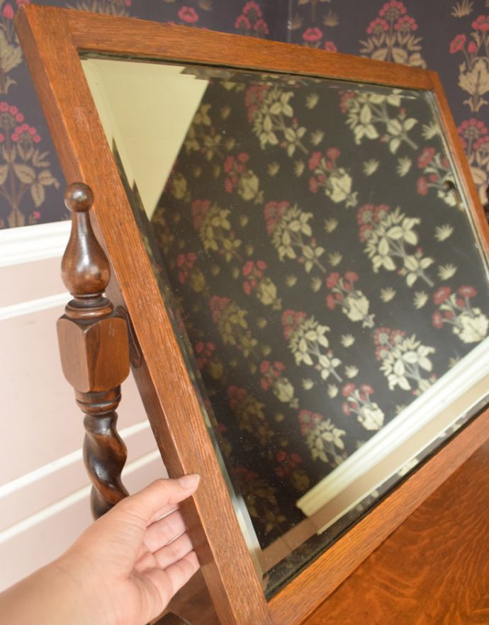 アンティークのドレッサー　アンティーク家具　イギリスからやってきたアンティーク家具、彫がキレイなアンティークドレッシングチェスト（ドレッサー）。大きな鏡はお部屋を広く見せる効果大。(j-1655-f)