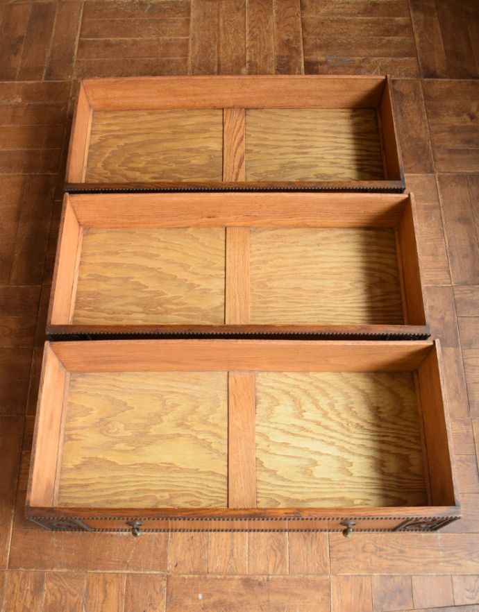 アンティークのドレッサー　アンティーク家具　イギリスからやってきたアンティーク家具、彫がキレイなアンティークドレッシングチェスト（ドレッサー）。引き出しは３杯。(j-1655-f)