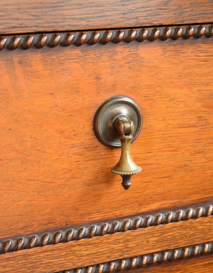 アンティークのドレッサー　アンティーク家具　イギリスからやってきたアンティーク家具、彫がキレイなアンティークドレッシングチェスト（ドレッサー）。取っ手が素敵！アンティークならではの装飾が細やかなドロップ形の取っ手です。(j-1655-f)
