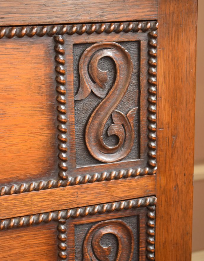 アンティークのドレッサー　アンティーク家具　イギリスからやってきたアンティーク家具、彫がキレイなアンティークドレッシングチェスト（ドレッサー）。木で繊細なデザインが彫ってあります。(j-1655-f)