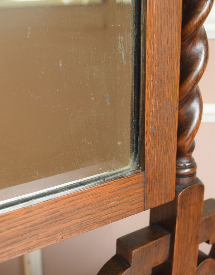 アンティークのドレッサー　アンティーク家具　イギリスからやってきたアンティーク家具、彫がキレイなアンティークドレッシングチェスト（ドレッサー）。アンティークならではのカッティングミラー。(j-1655-f)