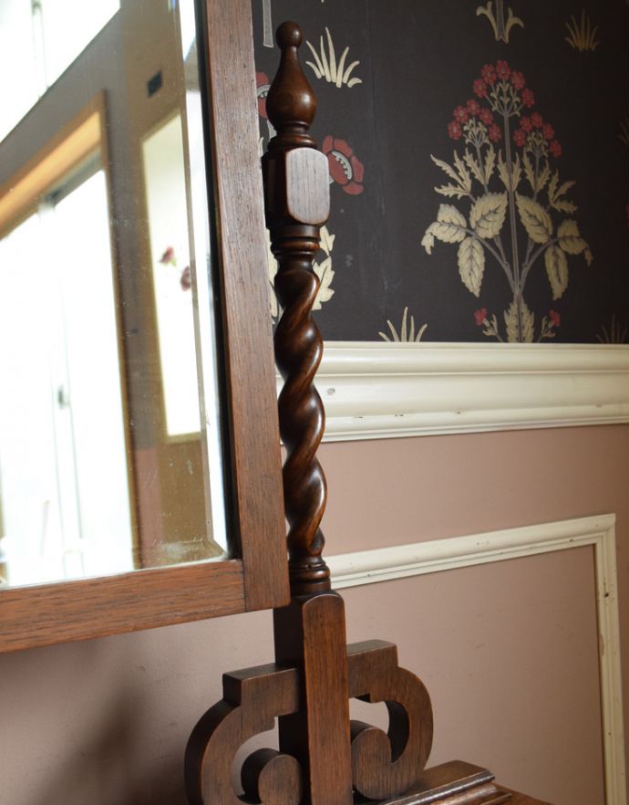 アンティークのドレッサー　アンティーク家具　イギリスからやってきたアンティーク家具、彫がキレイなアンティークドレッシングチェスト（ドレッサー）。ツイストがあしらわれた美しいデザインです。(j-1655-f)