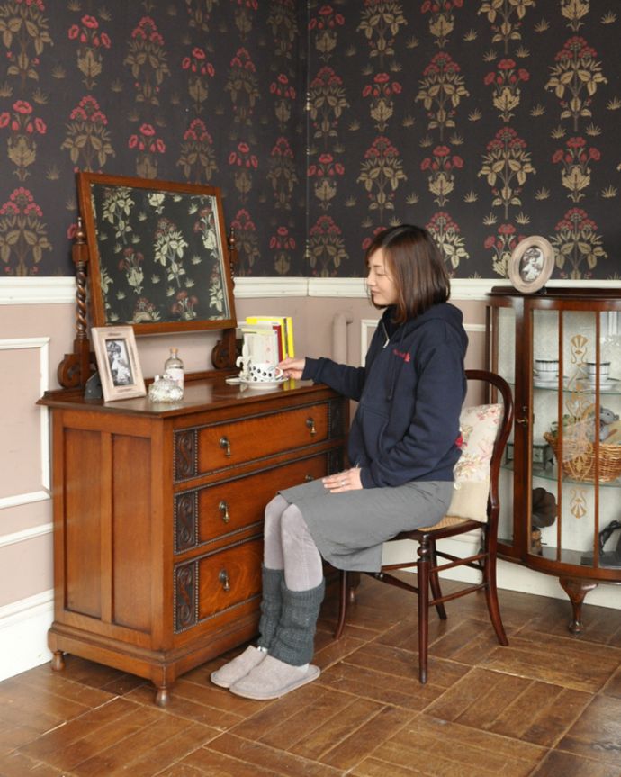 アンティークのドレッサー　アンティーク家具　イギリスからやってきたアンティーク家具、彫がキレイなアンティークドレッシングチェスト（ドレッサー）。座って使えば、自分だけの優雅な時間が過ごせちゃう･･･落ち着きと品のあるデザインは、寝室で使うだけじゃもったいない！リビングや玄関など、目立つところに置いて使ってみてはいかがでしょう？。(j-1655-f)