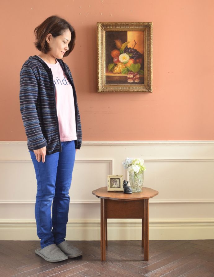 ソーイングボックス　アンティーク家具　英国のアンティーク家具、花台にもなる素敵なソーイングボックス。とっても可愛いチェスト。(j-1656-f)