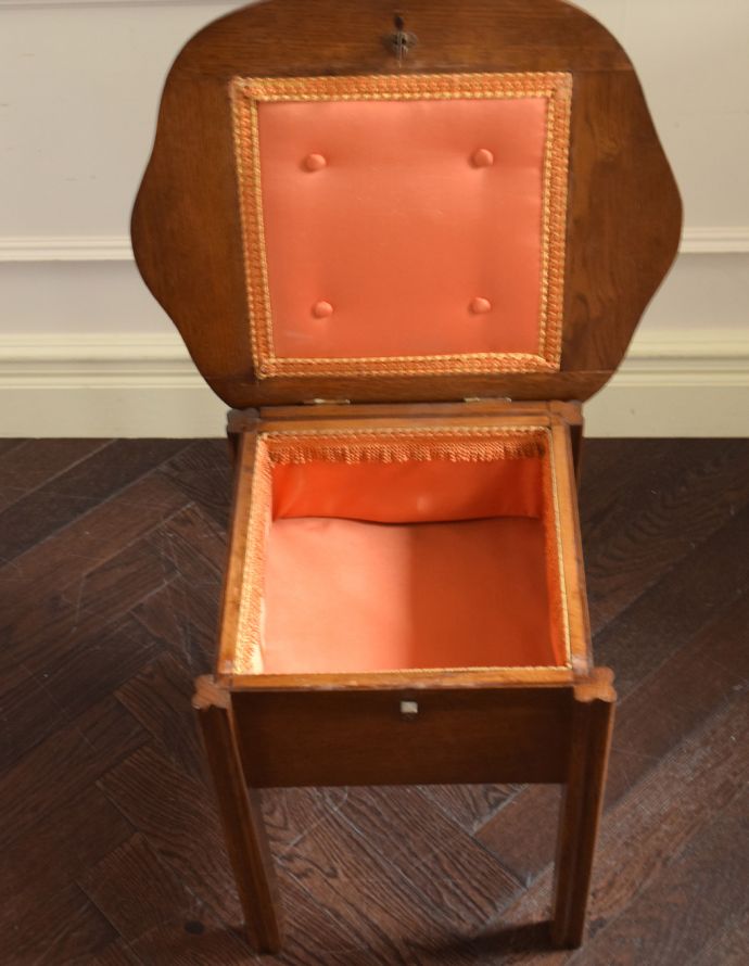 ソーイングボックス　アンティーク家具　英国のアンティーク家具、花台にもなる素敵なソーイングボックス。天板を開くと収納ボックスになっています。(j-1656-f)