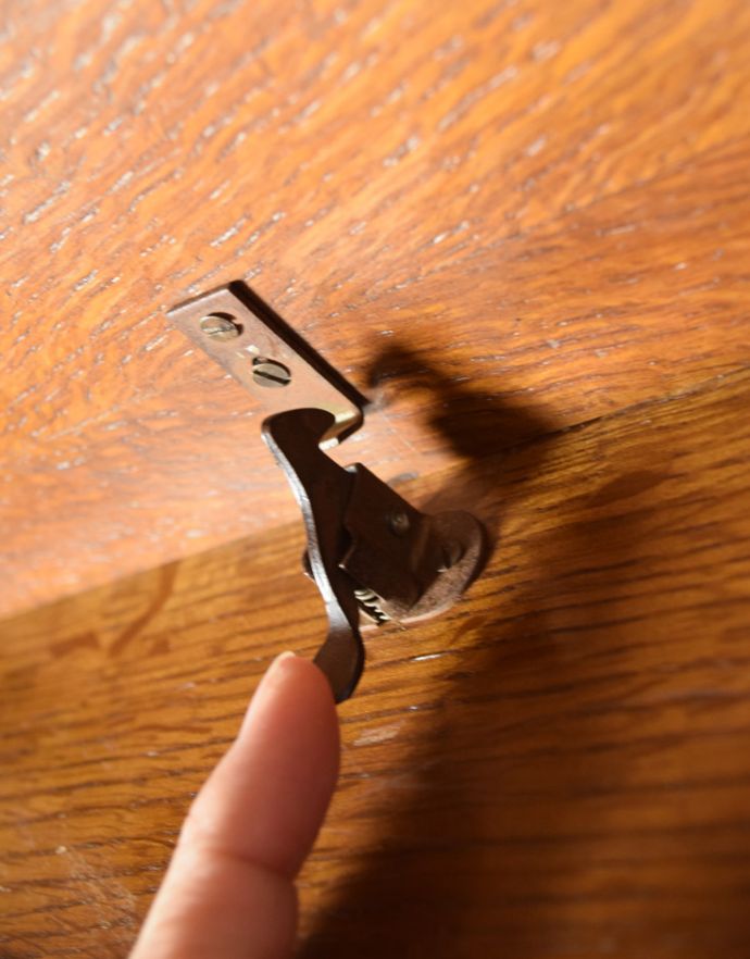 ソーイングボックス　アンティーク家具　英国のアンティーク家具、花台にもなる素敵なソーイングボックス。天板を留めるための金具が付いています。(j-1656-f)