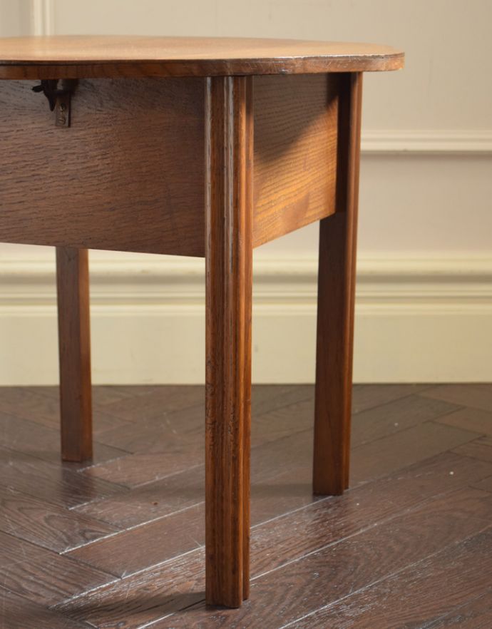 ソーイングボックス　アンティーク家具　英国のアンティーク家具、花台にもなる素敵なソーイングボックス。スラリと伸びた美しい脚。(j-1656-f)