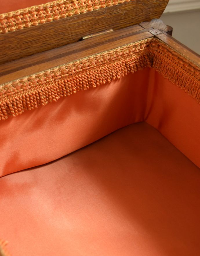 ソーイングボックス　アンティーク家具　英国のアンティーク家具、花台にもなる素敵なソーイングボックス。たっぷりとフリンジが付いています。(j-1656-f)