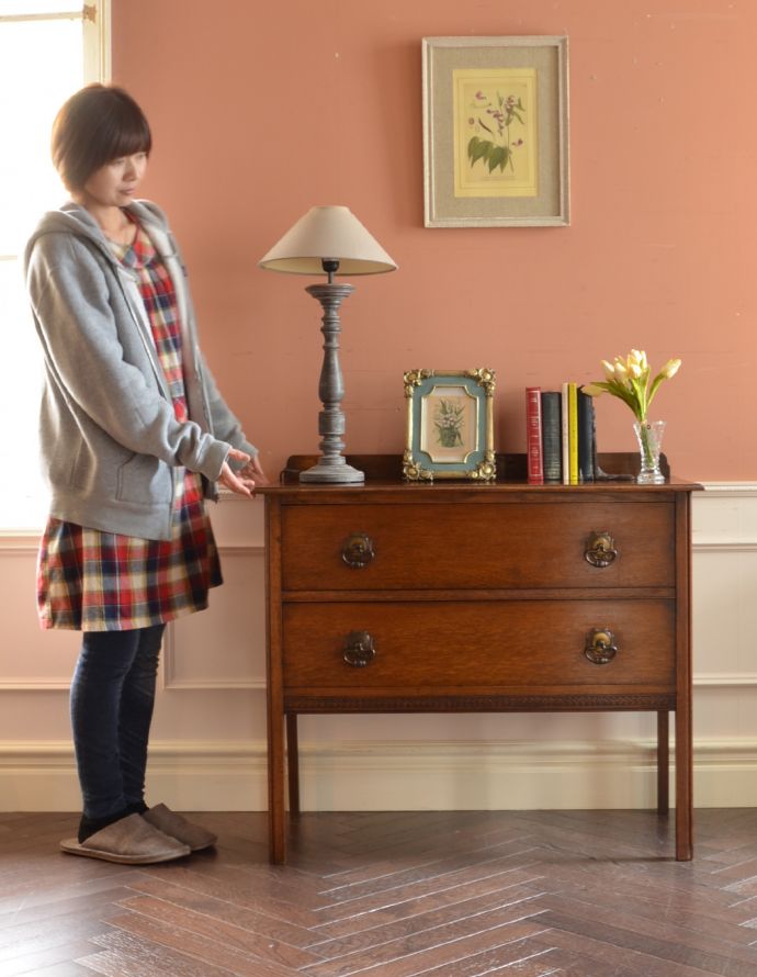 アンティークのチェスト　アンティーク家具　気軽に使える小さなアンティーク家具、オーク材を使った英国サイドチェスト。チェアの横に置けば、サイドテーブル代わりに。(j-1657-f)